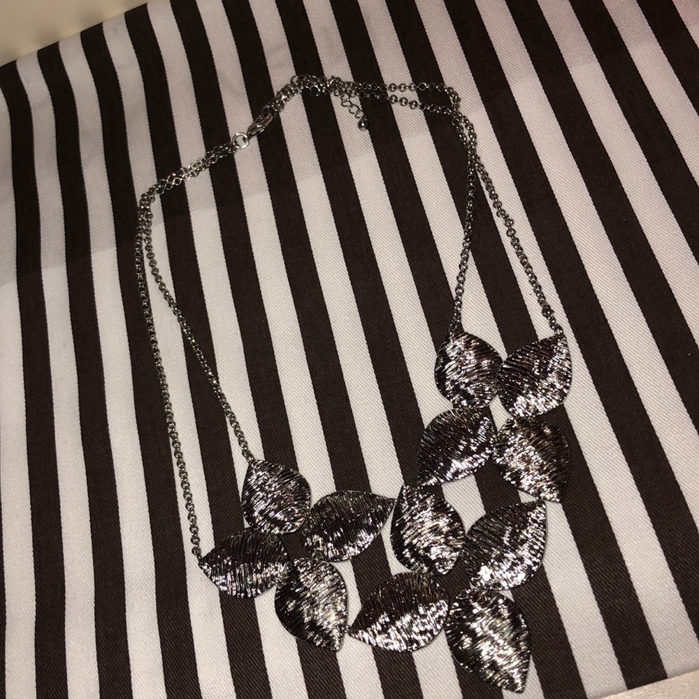 Silver flower necklace, never been worn